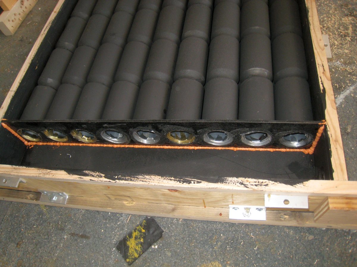 Пенсионер се топли с печка от кутия за обувки и радиатор от празни кенчета