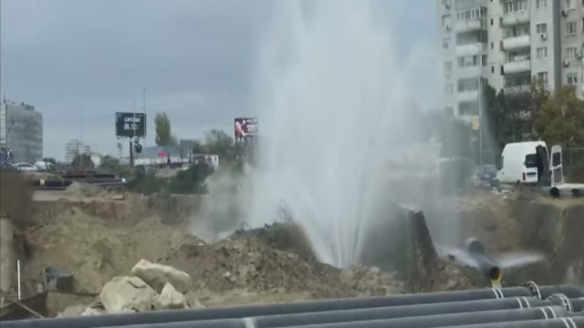 Гейзер бликна във Варна, след като багер спука тръба