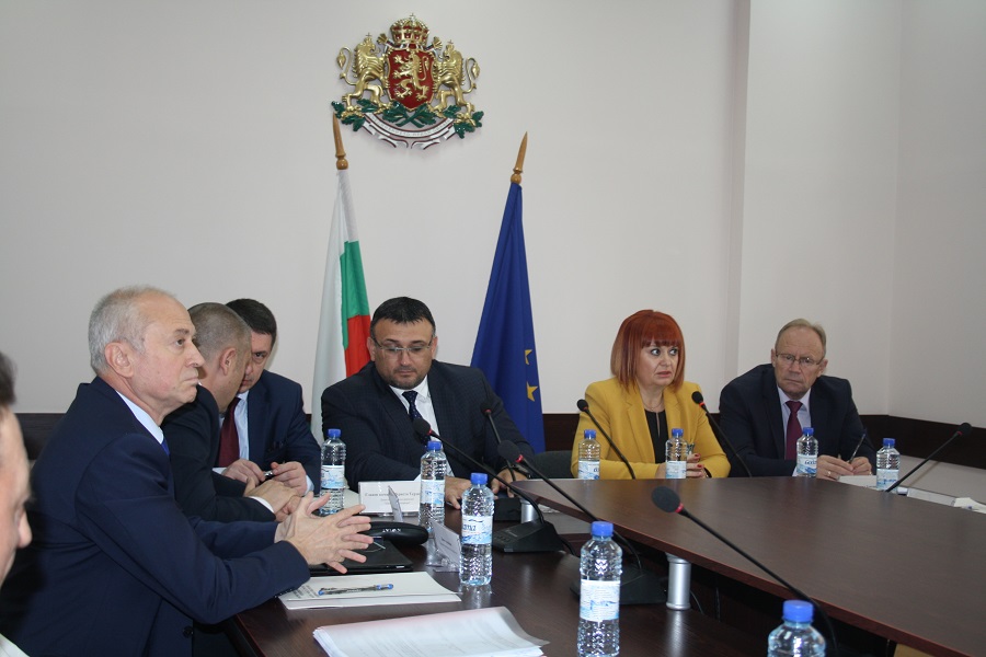 Вътрешният министър: Няма механизъм, по който да се установява собствеността на каруците и да се изземват