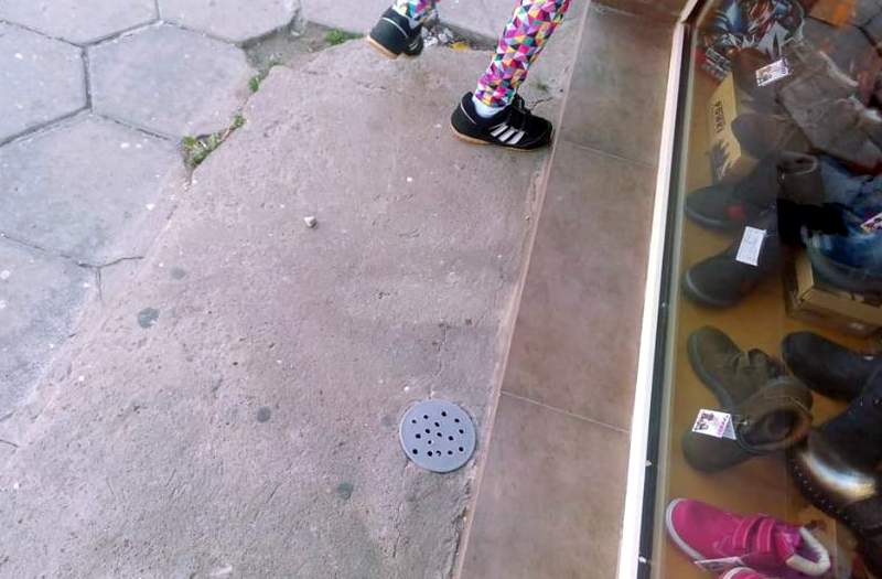 Дете се заклещи в отдушник на тротоар