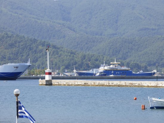 Гърция възобновява част от морския и въздушния си транспорт