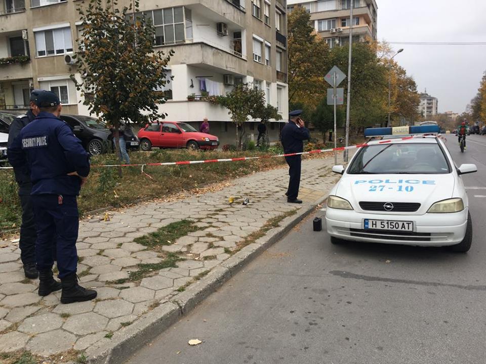 Психично болен нападна полицаи и патрулка (СНИМКИ)