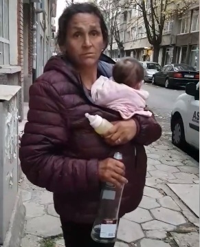 Клип с пияни от сутринта жени, носещи голо бебе по улиците на София, потресе интернет потребители (ВИДЕО)
