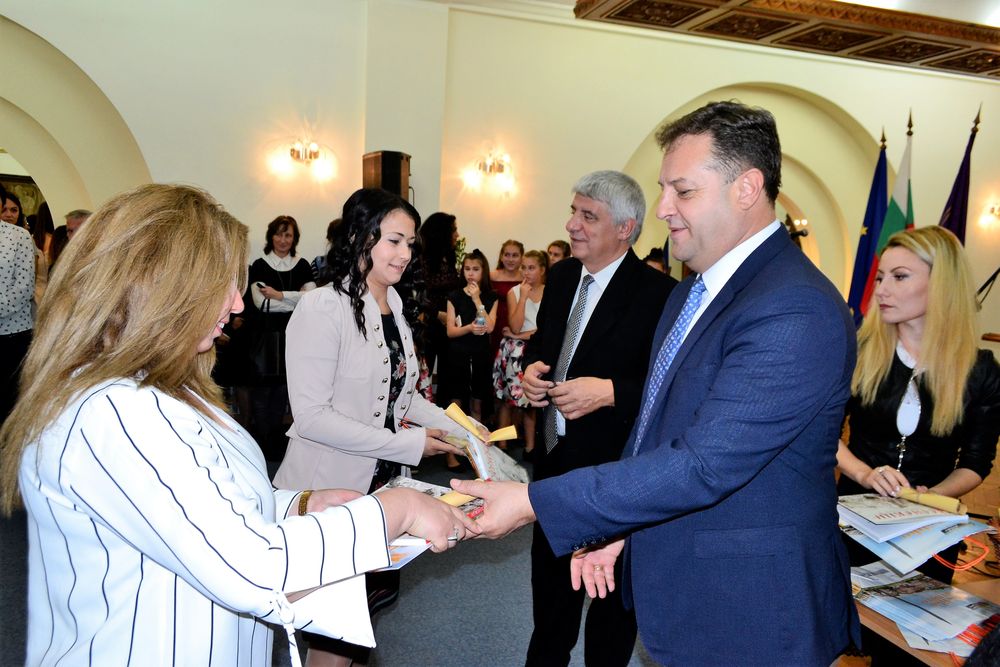 Кметът Даниел Панов поздрави 94 млади учители в Деня на народните будители