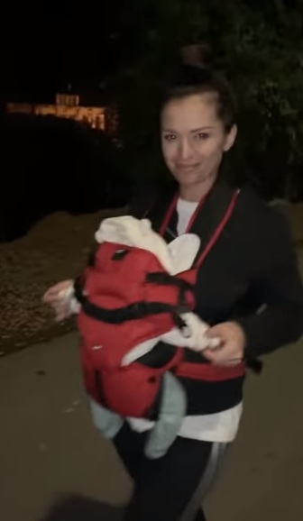 Преслава на среднощна разходка с бебето си Паола (ВИДЕО)