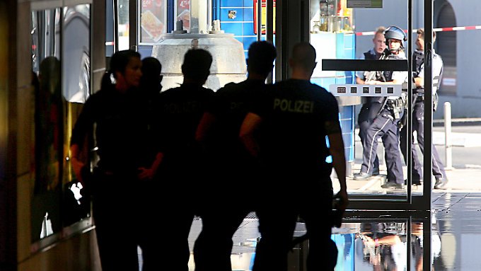 Германската полиция не изключва вчерашната заложническа драма в Кьолн да е с терористичен мотив