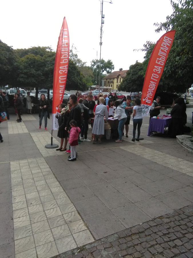 Кръстиха 60 бебета в катедралата във Варна