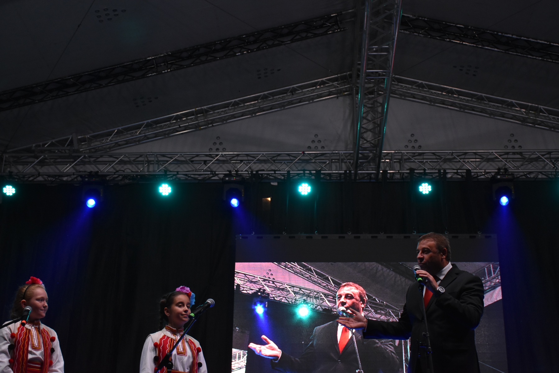 Кметът д-р Атанас Камбитов официално откри Първи детски фолклорен фестивал „Ритми и багри“ в Благоевград