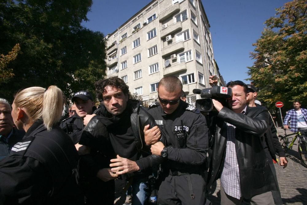 Протестър крещя в лицата на полицаи пред общината: "Айде, отваряй бе" (ВИДЕО)