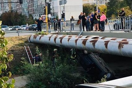 Кола падна в река Перловска в столицата