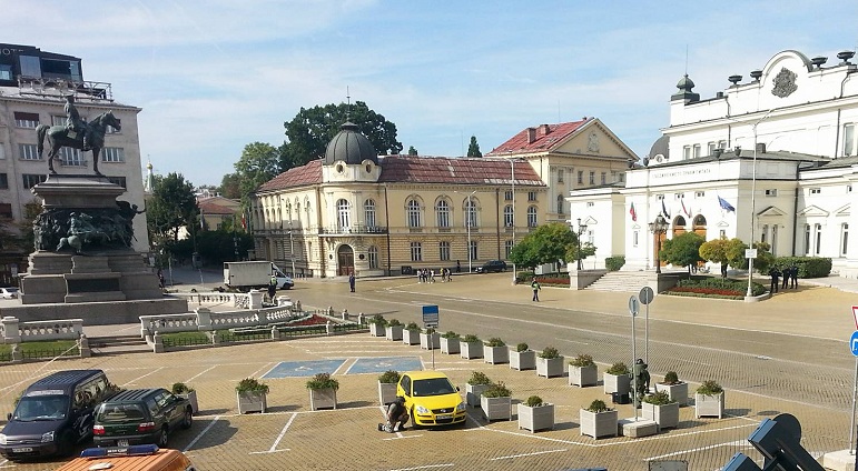 Сигнал за изоставен багаж отцепи площада пред Народното събрание (СНИМКИ)