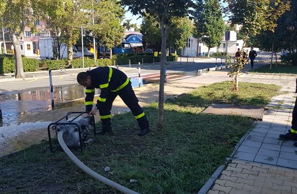Дежурни екипи от Община Поморие в готовност да съдействат на граждани за справяне с последствията от пороя
