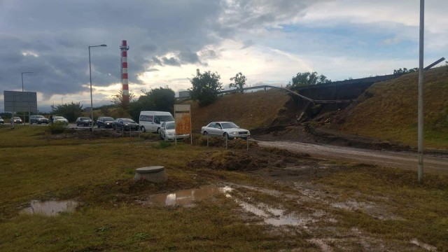 Свлачище затвори пътя за летище Бургас