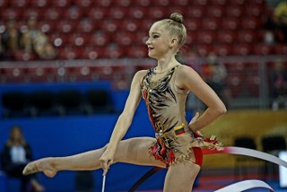 Българите и полупразната зала