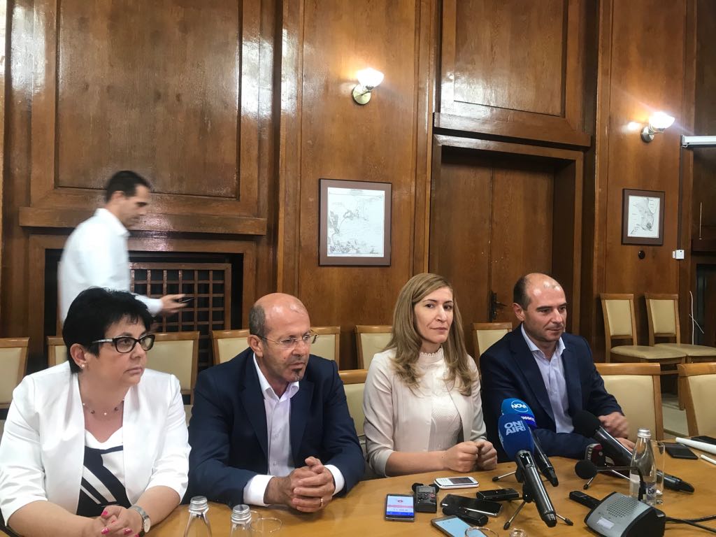 Министър Ангелкова в Бургас: Започва процедура за прекратяване на договори за концесия на морски плажове