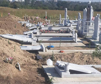 Психичноболен потрошил 40 турски гробища