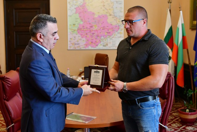 Почетен плакет за кмета от директора на рали "Сливен"