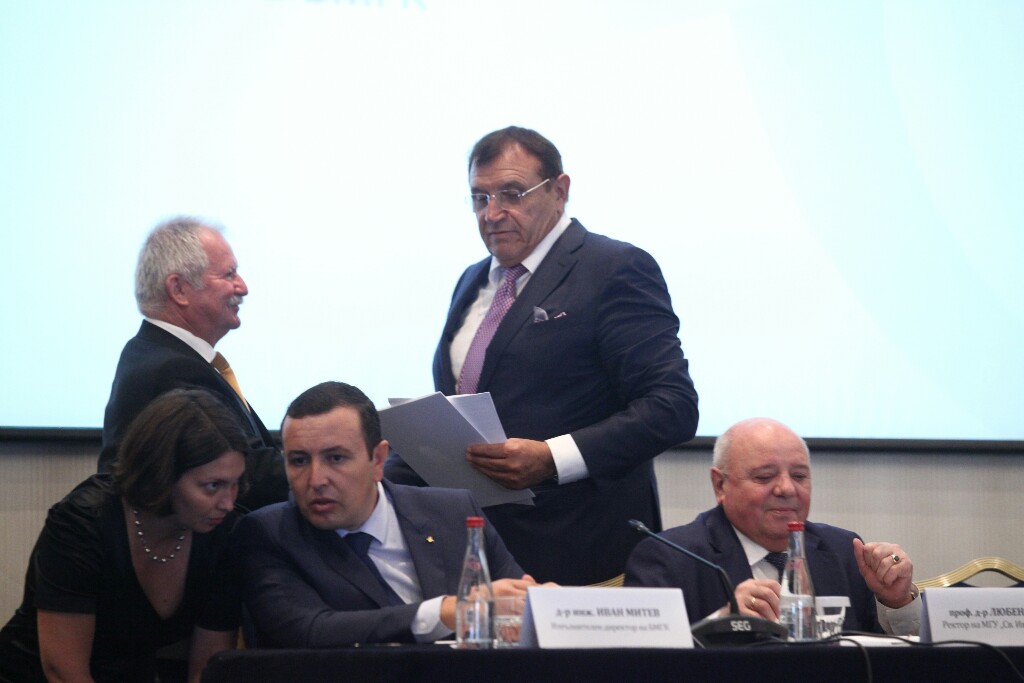 Трябва работеща добивна индустрия за да задържим младите хора