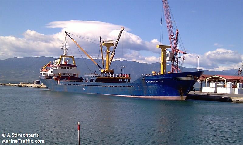 Турски кораб горя край Крапец, загина моряк