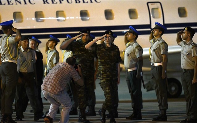С военни почести посрещнаха двамата гръцки военни