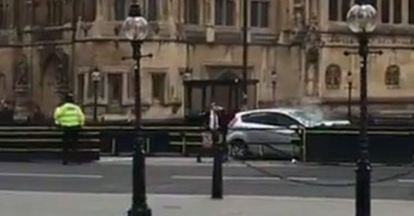 Кола се вряза в огражденията около британския парламент, има ранени