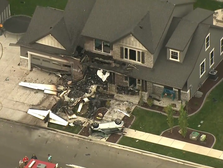 47-годишен пилот загина, след като разби малък самолет в дома си (ВИДЕО)