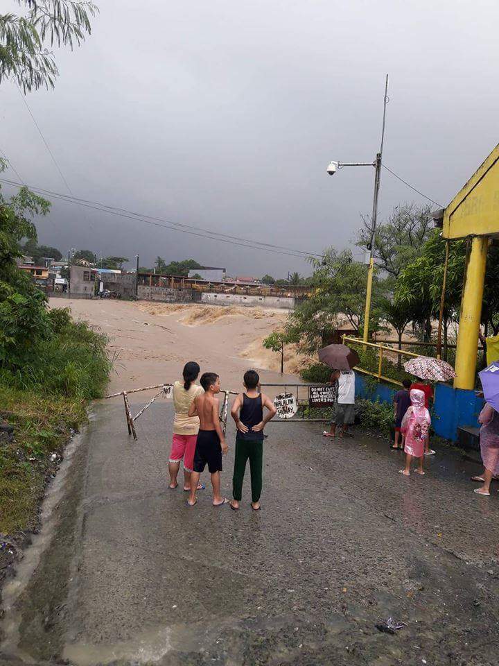 Трима души са загинали, десетки хиляди са евакуирани заради наводнения във Филипините