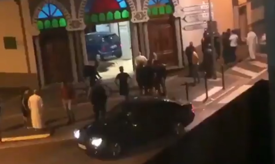 Кола се вряза в джамия във Франция