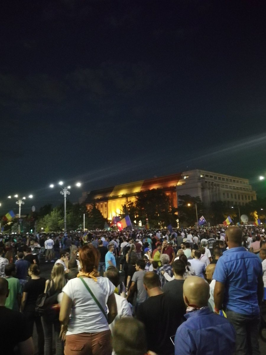 Над 20 хил. души протестират срещу корупцията пред правителството на Румъния
