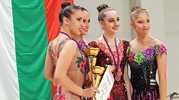 Бухалки за Владинова, лента за Калейн