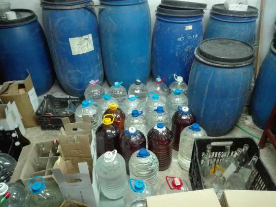 Митничари иззеха 1 тон нелегален алкохол от гараж в Несебър