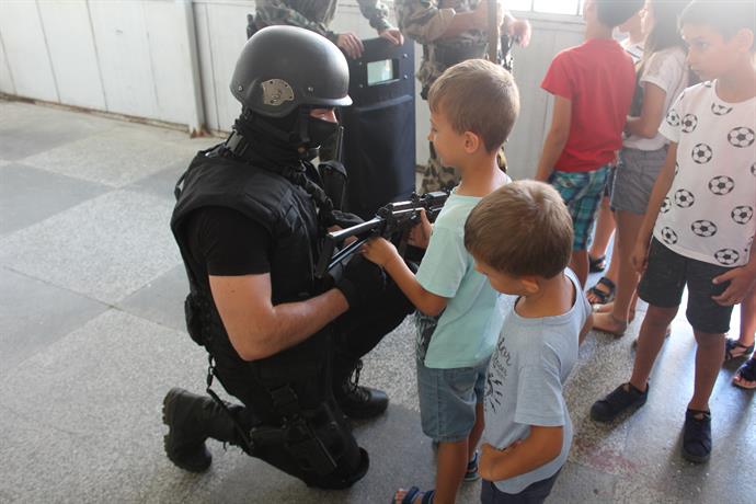 Малчугани от детска занималня гостуваха на търновските полицаи