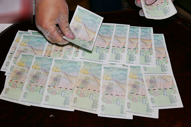 Шефка карала шивачки да теглят бързи кредити и да й дават парите