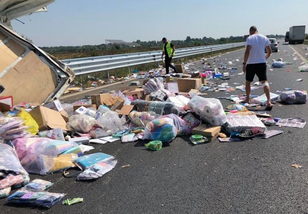 Тир и микробус катастрофираха на „Тракия“ край Пловдив