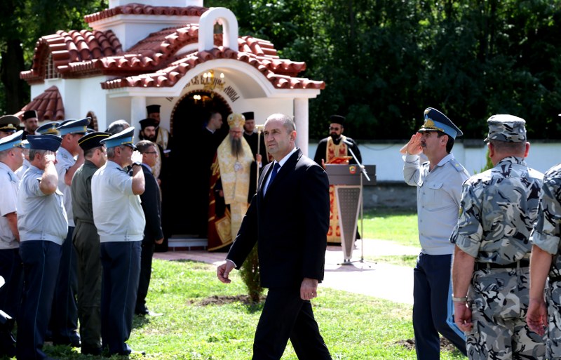 Президентът Радев от "Граф Игнатиево": Ще ми се да вярвам, че българските авиатори скоро ще имат нови и модерни самолети