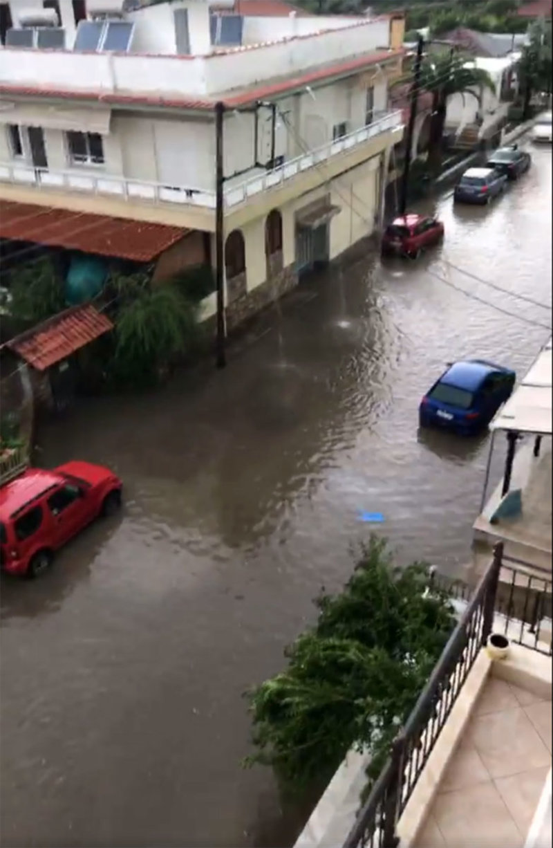 Внезапен дъжд в Кавала, реки по улиците и изкоренени дървета (СНИМКИ)