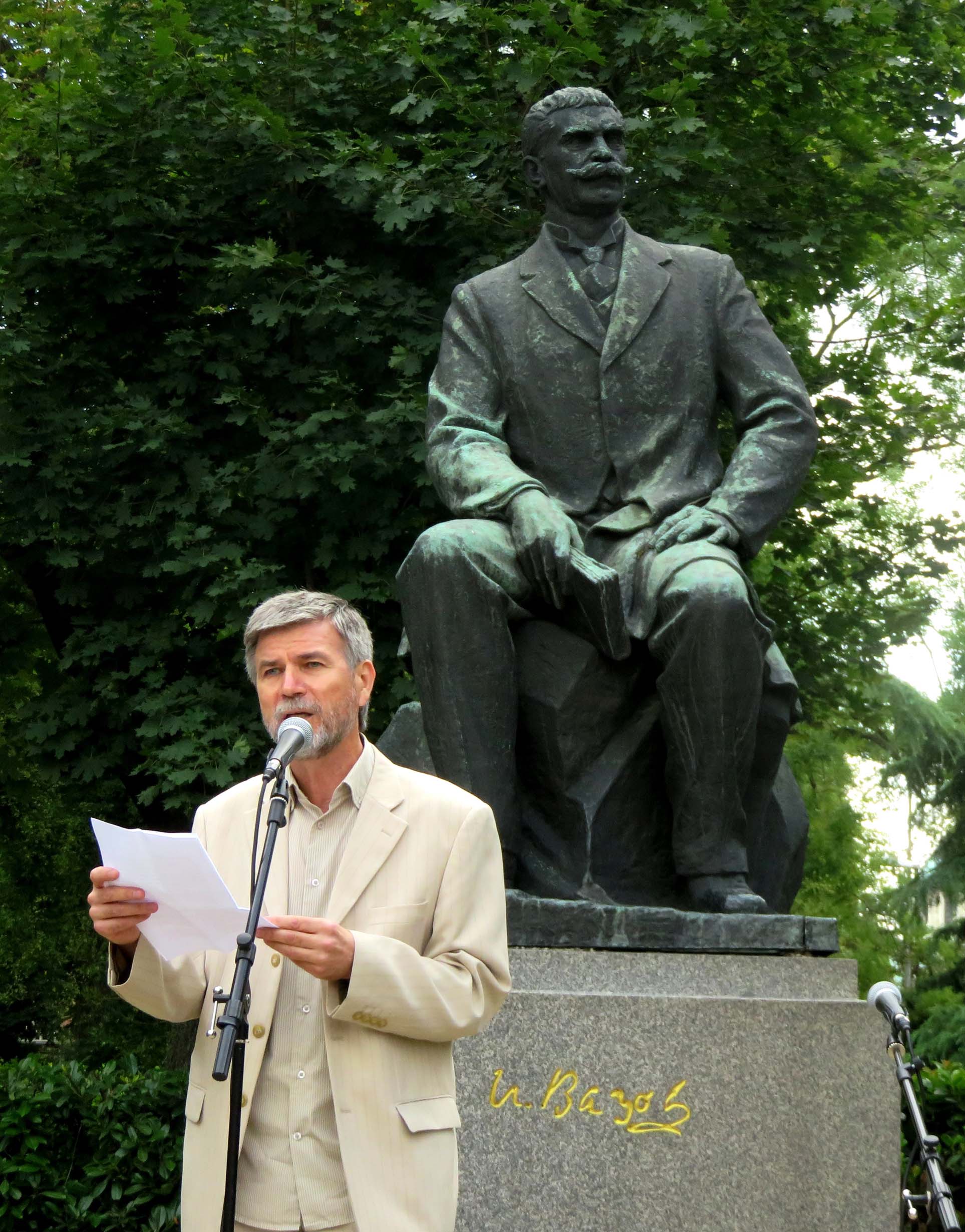 Десетки се поклониха пред паметника на Иван Вазов