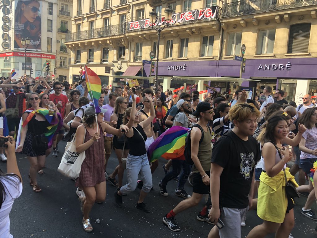 Хиляди участваха в гей парад в Париж