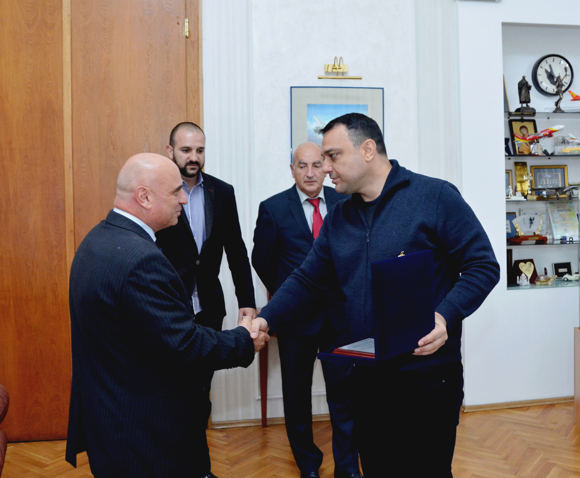 Наградиха служителите на летище Пловдив, участвали в спасяването на екипажа на падналия Ми-17