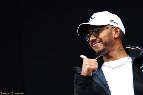 Хамилтън най-бърз в първата свободна тренировка в Австрия