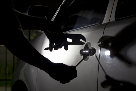 Задържаха трима мъже за извършени автокражби