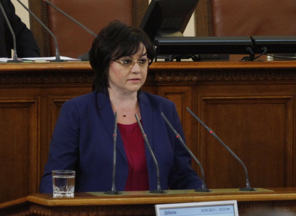 Нинова: Законите за хора с увреждания ще стоят в парламента цяло лято, а майките в палатките, докато ние почиваме