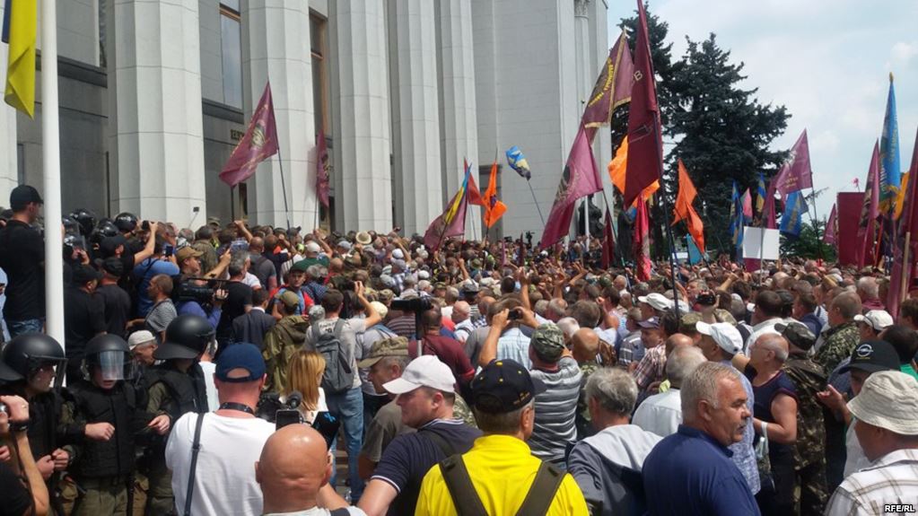 Ветерани и миньори щурмуваха сградата на парламента в Киев