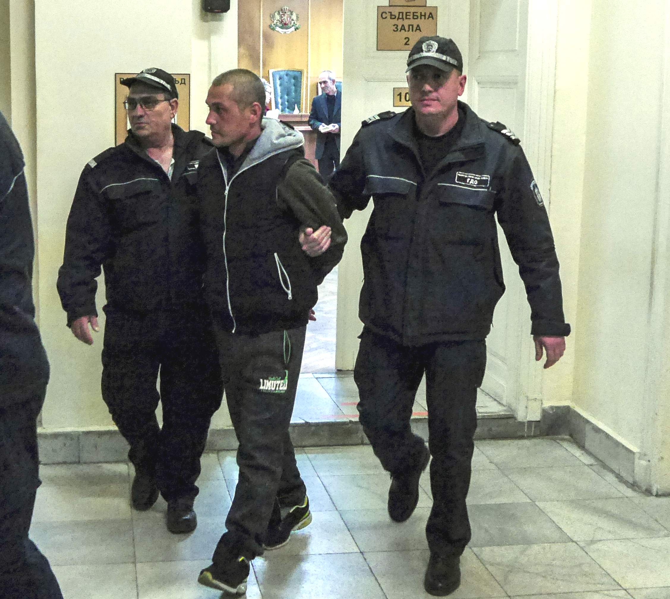 4 г. затвор за мъж, гаврил се с момче
