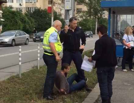 Арестуваха пътник, напсувал контрольори в трамвай (ВИДЕО)