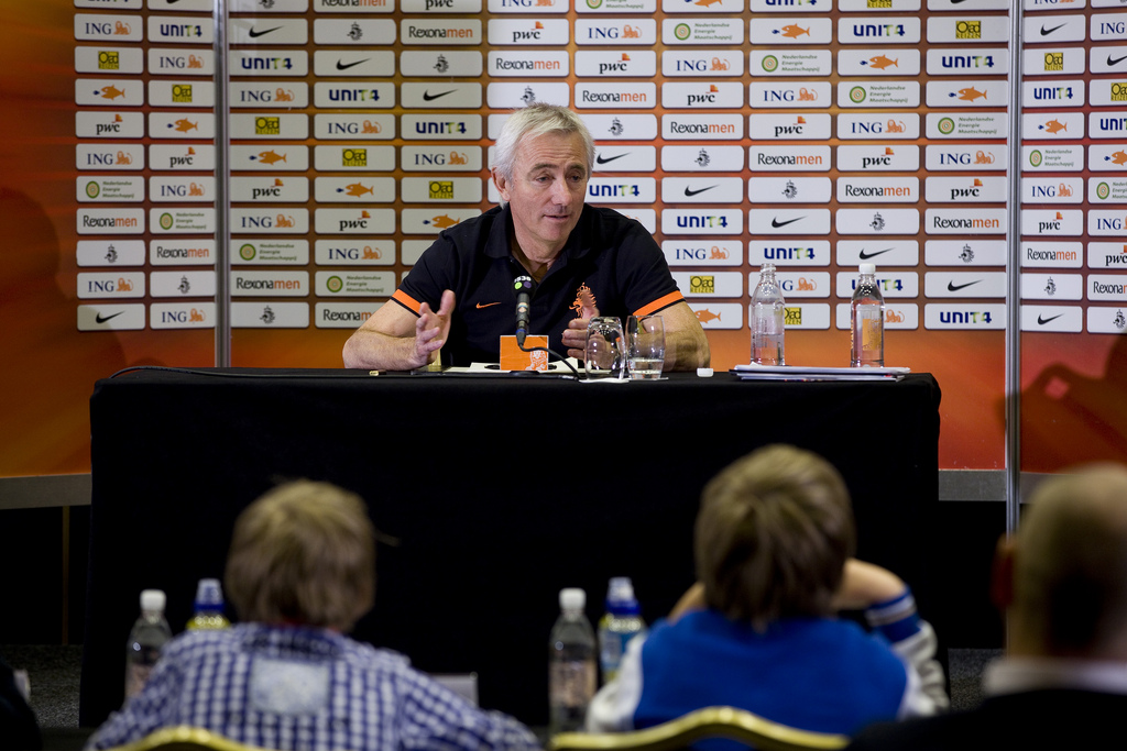 Треньорът на Австралия плаща на 8 помощници