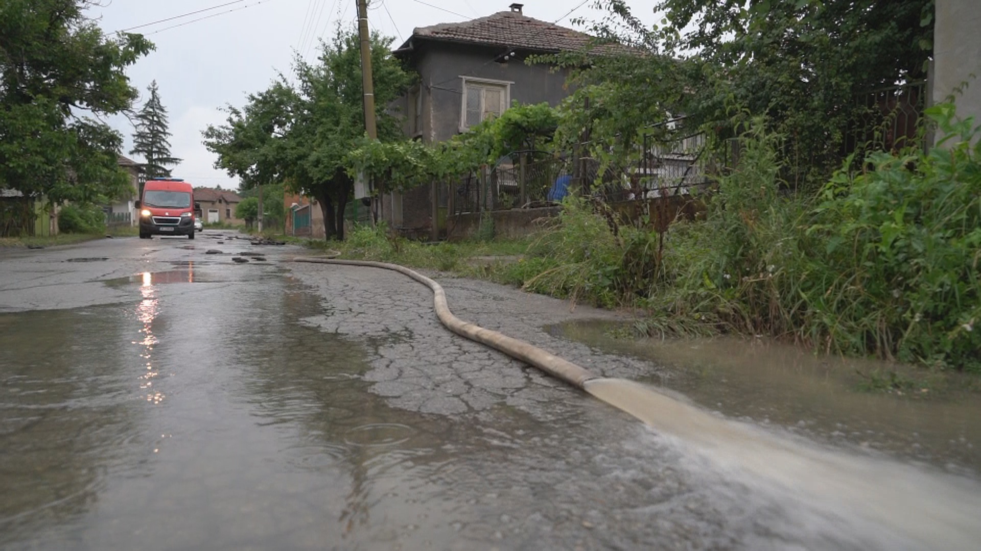 Порой удари Монтана и района, заля улици и къщи (обзор)