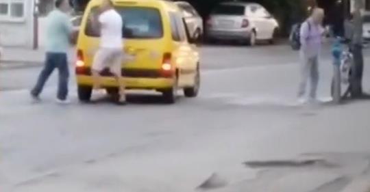 Колоездач нападна таксиметров шофьор