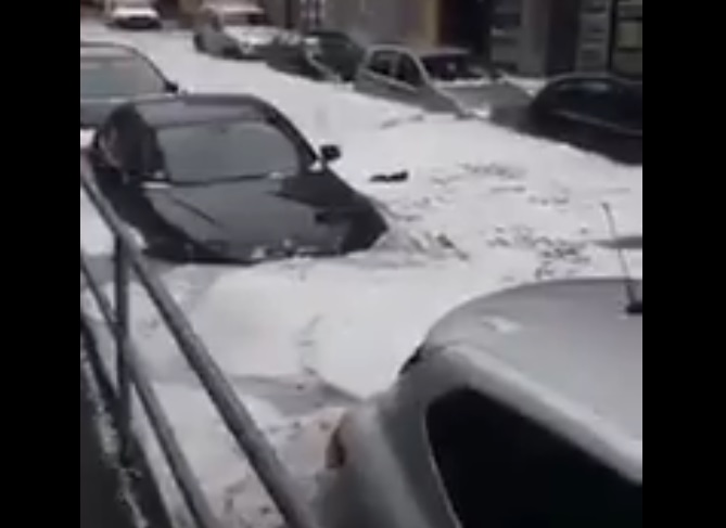 Рекa от лед заля улиците на сръбски град (ВИДЕО)