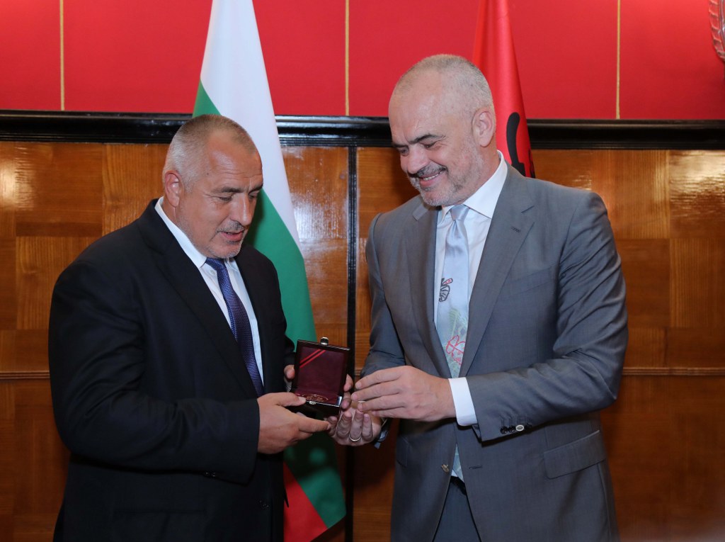 Еди Рама удостои Бойко Борисов с медал за признателност